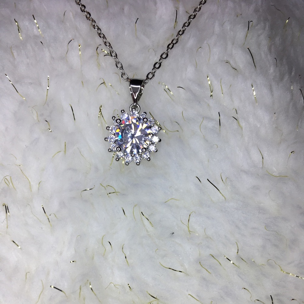 Flower Necklace With Rhinestone NWOT - Picture 3 of 7